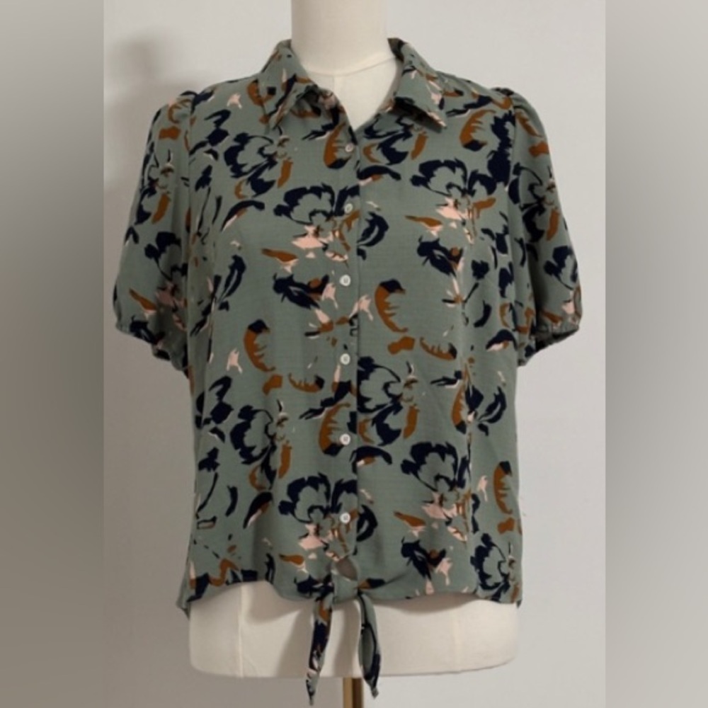 Nine West Green Floral Shirt Blouse Size Medium Abstract Button Tie Front SKU 9